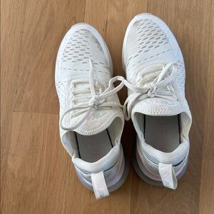 Nike Air Max 270 in White and Pink